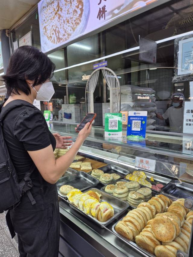 6월 29일 중국 베이징 자오쥔성 채소 시장의 한 전병 가게를 찾은 손님이 QR코드 결제용 입간판을 스캔 있다. 이승배 기자