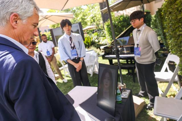 로만 바실레프(왼쪽) 도요타 보쇼쿠 혁신센터 신사업개발책임자가 24일(현지 시간) 미국 캘리포니아주 소노마카운티에서 열린 '뉴스위크 AI 임팩트 서밋'에서 GIST의 AI 작곡 시스템 '이봄 AI 피아노'를 둘러보고 있다. 사진 제공=GIST