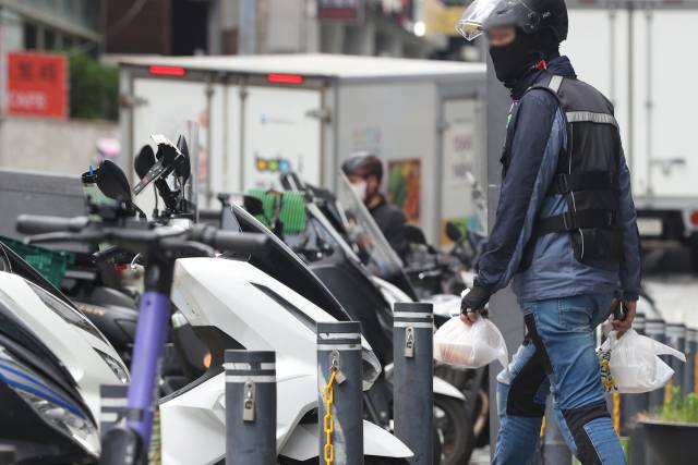 한 라이더가 지난달 17일 서울 강남구에서 배달을 하고 있다. 연합뉴스