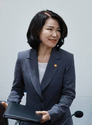 이진숙 방송통신위원장이 1일 서울 용산 대통령실 청사에서 열린 국무회의에 참석하고 있다. 연합뉴스