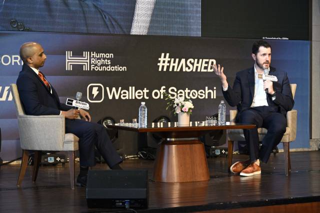 서울 송파구 시그니엘 서울에서 열린 비트코인 서울 2025에서 스테판 리베라 비트코인 팟캐스터, 데니스 포터 사토시액션펀드 대표가 '트럼프 행정부의 비트코인 정책'을 주제로 대담하고 있다. 조태형 기자