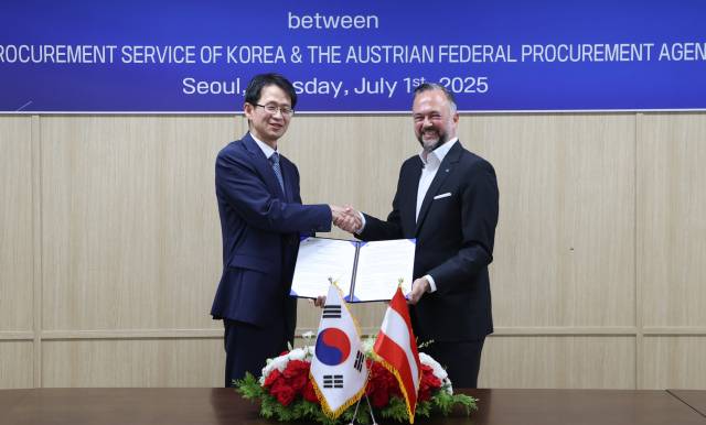 백승보(왼쪽) 조달청 차장이 오스트리아 연방조달공사 마틴 레돌터(오른쪽) 사장과 공공조달 분야 협력 강화를 위한 양해각서(MOU)를 체결하고 기념촬영을 하고 있다. 사진제공=조달청