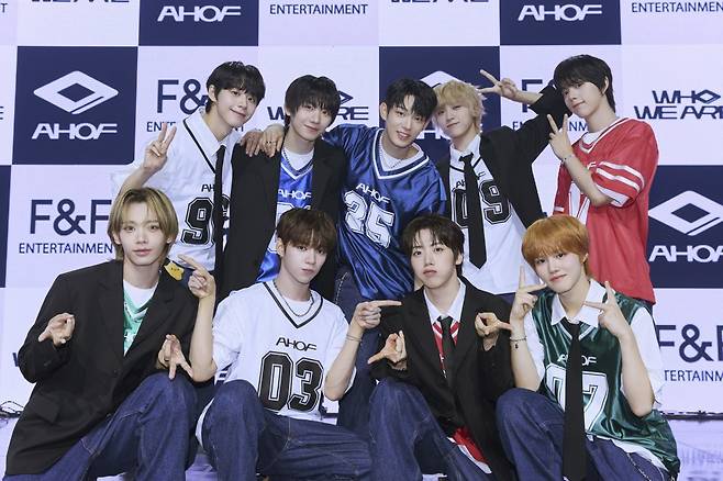 TV 오디션이 조각한 ‘최상의 결과물’ 아홉이 1일 힘찬 출발을 알렸다. 데뷔 음반 명은 ‘후 위 아.’(WHOWE ARE) 조만간 공식 집계될 초동이 이를 입증하겠지만 ‘케이팝 슈퍼 루키의 등장’이란 선언적 의미를 제목에도 남겼다. 사진제공|F&F엔터테인먼트
