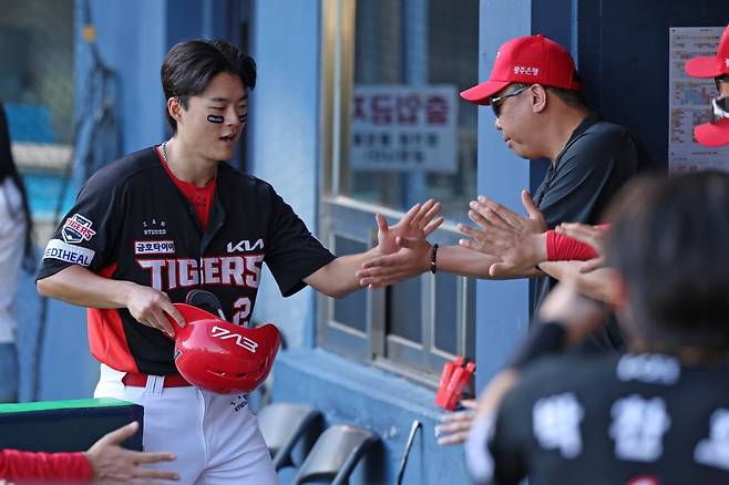 KIA 박민(왼쪽)은 사구 트라우마를 극복하고, 타석에서 결과를 만들어내고 있다. 박민의 활약은 내야진에 큰 힘이 되고 있다. 사진제공｜KIA 타이거즈