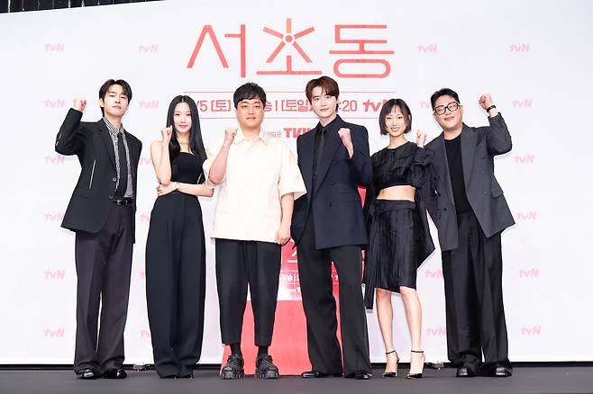 배우 강유석(왼쪽부터), 문가영, 박승우PD, 배우 이종석, 류혜영, 임성재가 1일 오후 서울 신도림 더링크호텔에서 열린 tvN 새 주말극 ‘서초동’ 제작발표회에 참석해 포즈를 취하고 있다. 사진 tvN
