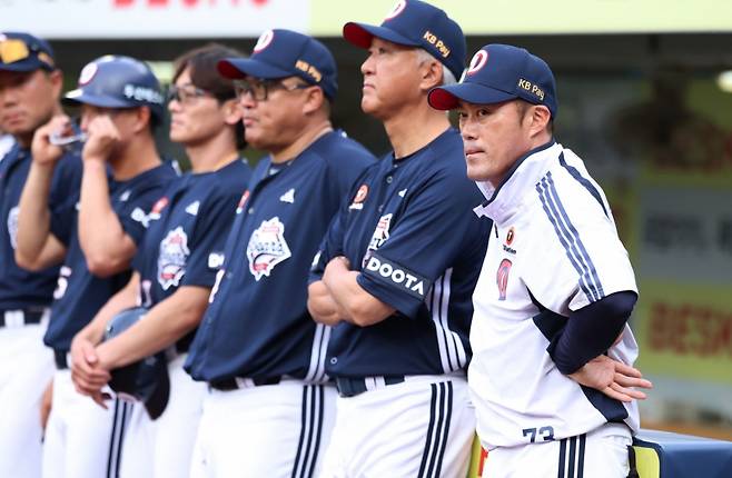 조성환(오른쪽) 두산 베어스 감독대행. /사진=두산 베어스 제공