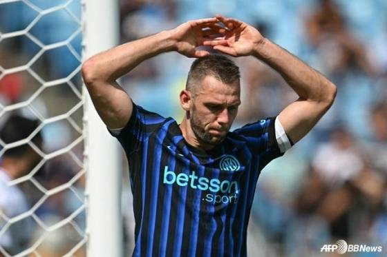 스테판 데 브리가 1일 오전 4시(한국시간) 미국 캘리포니아주 샬럿의 뱅크 오브 아메리카 스타디움에서 열린 2025 국제축구연맹(FIFA) 클럽월드컵 16강 실점 후 아쉬워하고 있다. /AFPBBNews=뉴스1