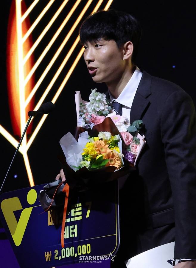 지난 2024~2025 V리그 시상식에서  황택의(KB손해보험)가 베스트7을 수상한 후 소감을 밝히고 있다. /사진=김진경 대기자