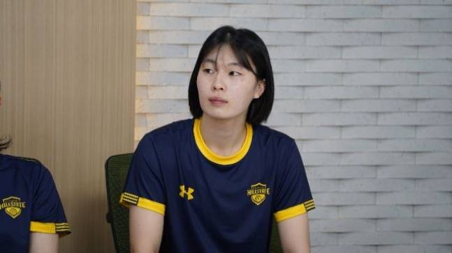 현대건설 지민경이 지난달 9일 경기도 용인시에 위치한 현대건설 체육관에서 열린 기자회견에서 취재진과 인터뷰하고 있다. /사진=현대건설 배구단 제공