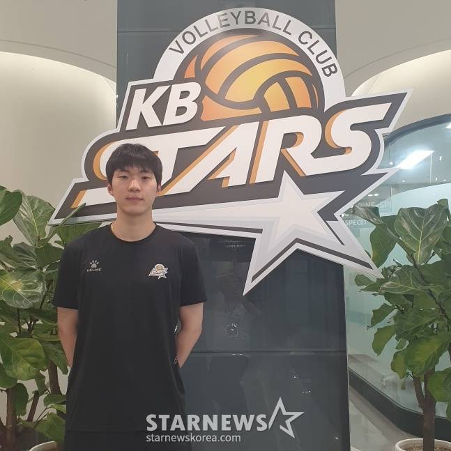 KB손해보험 지은우가 최근 스타뉴스와 수원 KB손해보험 인재니움에서 만나 사진 촬영에 응하고 있다. /사진=김동윤 기자