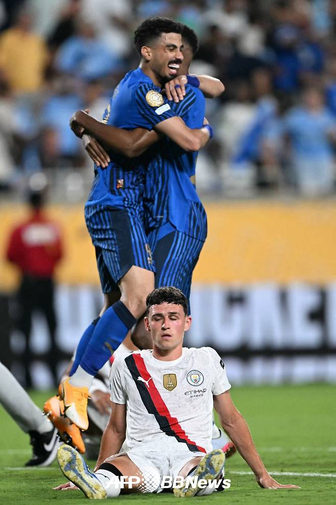 1일(한국시간) 미국 올랜도 캠핑 월드 스타디움에서 열린 2025 국제축구연맹(FIFA) 클럽 월드컵 16강전에서 연장 접전 끝에 알힐랄이 맨체스터 시티를 4-3으로 승리, 8강 진출을 확정하자 희비가 엇갈린 양 팀 선수들. /AFPBBNews=뉴스1
