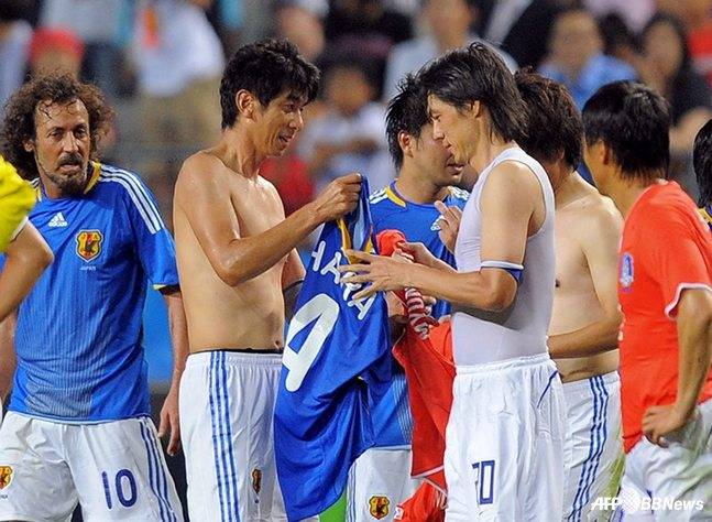 2008년 OB올스타 친선경기에서 유니폼 교환하는 이하라(왼쪽에서 두 번째)와 홍명보(세 번째). /AFPBBNews=뉴스1