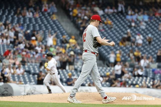 세인트루이스 에릭 페디가 1일(한국시간) 피츠버그전에서 1회말 선두타자 홈런을 맞은 후 고개를 숙이고 있다. /AFPBBNews=뉴스1