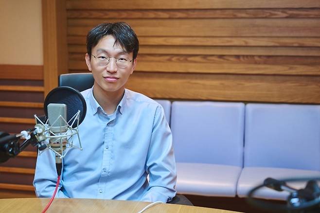 정희원 교수는 외래 진료에서는 하지 못했던 ‘건강 교육’을 라디오를 통해 할 예정이다. 사진| MBC
