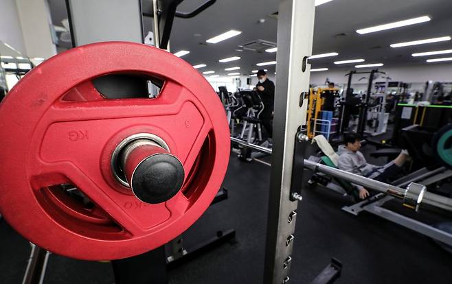 서울시 강남구 강남구립체육센터 헬스장에서 시민들이 운동을 하고 있다. [사진 | 뉴시스]