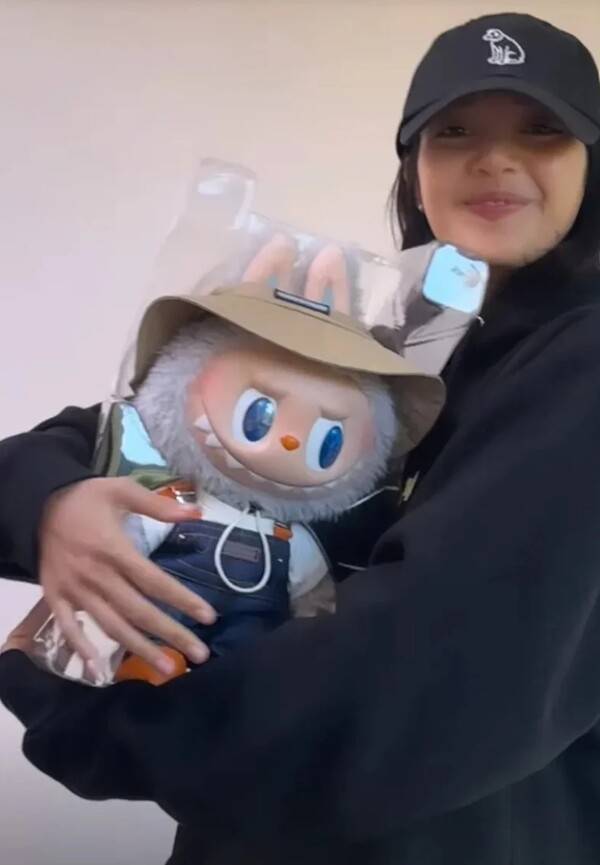 블랙핑크(BlackPink) 멤버 리사는 라부부 팬으로 유명하다. 리사가 자신의 인스타그램에 라부부와 찍은 사진을 올렸다. 사진=리사 인스타그램 'lalalalisa_m' 캡처