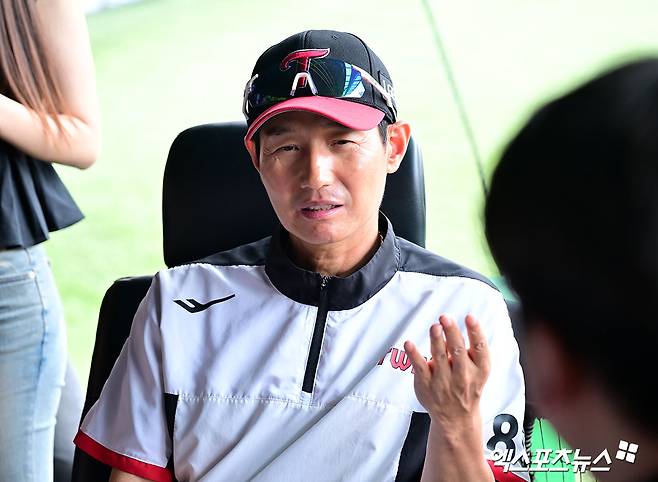 염경엽 감독이 이끄는 LG 트윈스가 1일 부산 사직야구장에서 열린 2025 신한 SOL Bank KBO리그 롯데 자이언츠와의 팀 간 6차전에서 3-2로 승리, 2연패를 끊어냈다. 사진 엑스포츠뉴스 DB