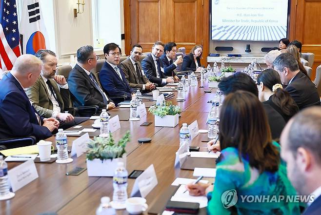 미국 상공회의소 라운드테이블 (서울=연합뉴스) 여한구 산업통상자원부 통상교섭본부장이 27일(현지시간) 미국 워싱턴 D.C. 미국상공회의소 회의실에서 열린 '미국 상공회의소 라운드테이블'에서 발언하고 있다. 2025.6.28 [산업통상자원부 제공. 재판매 및 DB금지] photo@yna.co.kr