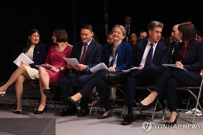 오른쪽부터 재무·에너지안보·내무·보건복지·교육·문화장관  [EPA 연합뉴스 자료사진 재판매 및 DB 금지]