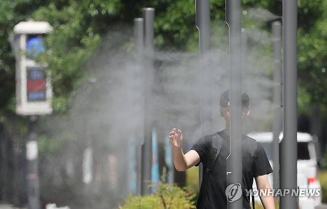무더위 식히는 쿨링포그 [연합뉴스 자료사진]