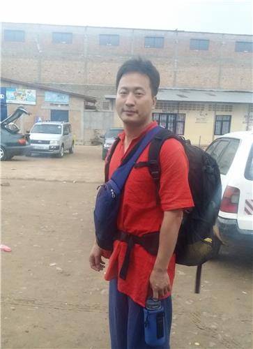 부룬디 부줌부라 버스터미널에서의 필자 [김영완 제공. 재판매 및 DB 금지]