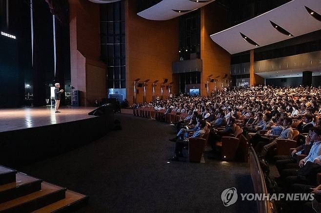 삼성 파운드리 포럼서 기조연설 하는 최시영 사장 (서울=연합뉴스) 최시영 삼성전자 파운드리 사업부장 사장이 9일 서울 강남구 코엑스에서 열린 '삼성 파운드리 포럼 2024(Samsung Foundry Forum 2024)'에서 기조연설 하고 있다. 2024.7.9 [삼성전자 제공. 재판매 및 DB 금지] photo@yna.co.kr