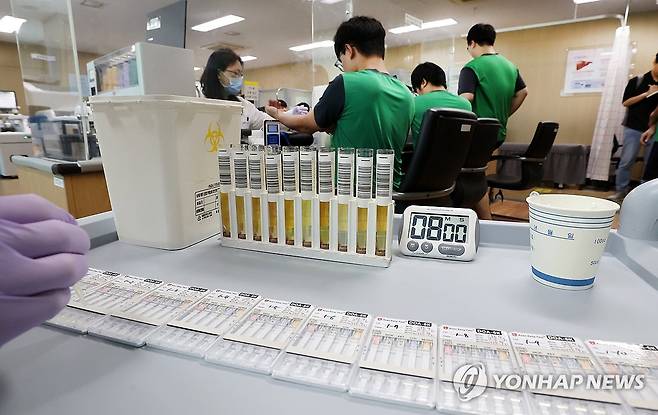 병무청 입영판정검사 (인천=연합뉴스) 임순석 기자 = 10일 오전 인천 미추홀구 인천병무지청 진단검사의학실에서 임상병리사가 입영판정검사 대상자들의 소변을 검체로 간이 검사 키트를 활용해 마약 검사를 하고 있다. 병무청은 7월부터 입영판정검사 대상자와 현역병모집 신체검사 대상자 모두 마약 검사 의무화를 시행하고 있다. 2024.9.10 soonseok02@yna.co.kr