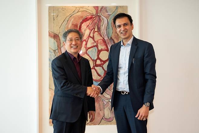 좌측부터 SBS 방문신 사장·MD엔터테인먼트 펀자비 회장 [SBS 제공. 재판매 및 DB 금지]