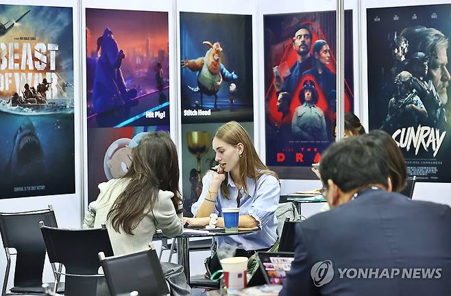 지난해 열린 아시아콘텐츠 필름마켓 (부산=연합뉴스) 진연수 기자 = 5일 부산 해운대구 벡스코에서 열린 제29회 부산국제영화제 아시아 콘텐츠&필름 마켓(ACFM)을 찾은 영화산업 관계자들이 상담을 하고 있다. 2024.10.5 jin90@yna.co.kr