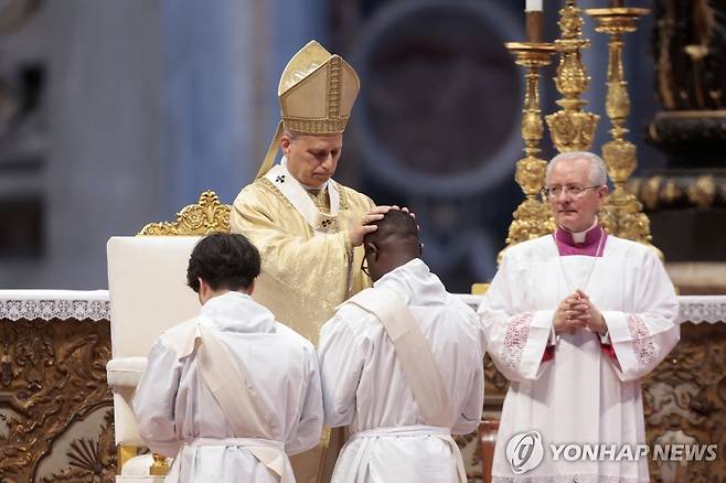 사제 서품식 주례하는 레오 14세 교황 [바티칸/로이터=연합뉴스]