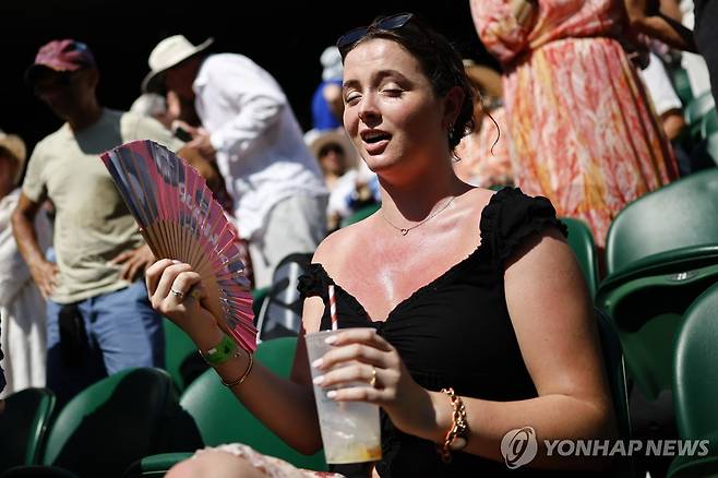 윔블던 경기 관람 중 더위를 식히는 관객 [EPA=연합뉴스 자료사진. 재판매 및 DB 금지]