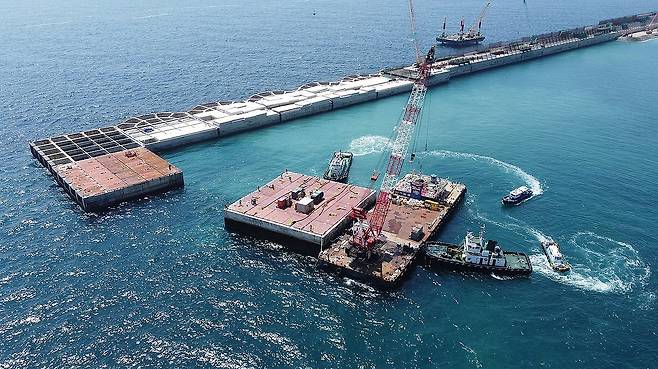 DL이앤씨, 울릉공항 건설 위한 케이슨 설치 완료 (서울=연합뉴스) DL이앤씨가 울릉공항 건설을 위한 마지막 케이슨 설치 작업을 완료했다고 8일 밝혔다. 사진은 포항 영일만에서 울릉공항 건설 현장으로 케이슨을 운송하는 모습. 2025.5.8 [DL이앤씨 제공. 재판매 및 DB 금지] photo@yna.co.kr