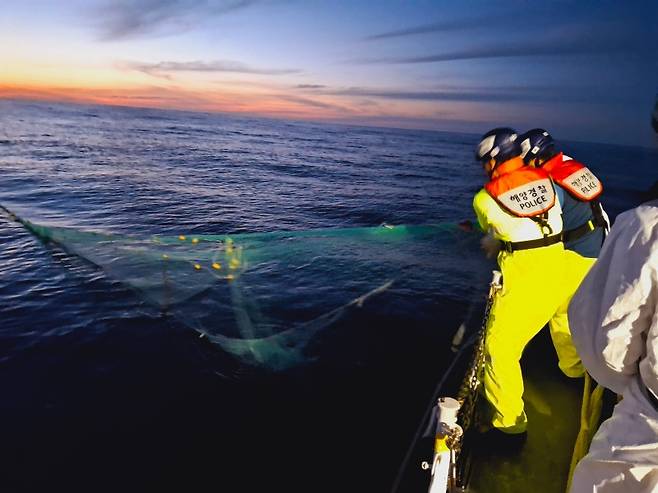 동해해경 경비함정 승조원의 해양 폐기물 수거 [동해해경 제공. 재판매 및 DB 금지]