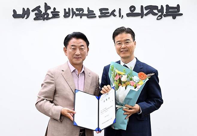 재단법인 의정부도시교육재단 출범 (의정부=연합뉴스) 김동근 경기 의정부시장(왼쪽)이 1일 이성 의정부도시교육재단 대표이사에게 임용장을 전달한 뒤 기념 촬영을 하고 있다. 2025.7.1 [의정부시 제공. 재판매 및 DB 금지]