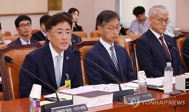 질의에 답변하는 이진수 법무부 장관 직무대행 (서울=연합뉴스) 김주형 기자 = 1일 국회에서 열린 법제사법위원회 전체회의에서 이진수 법무부 장관 직무대행(왼쪽)이 의원 질의에 답변하고 있다. 2025.7.1 kjhpress@yna.co.kr