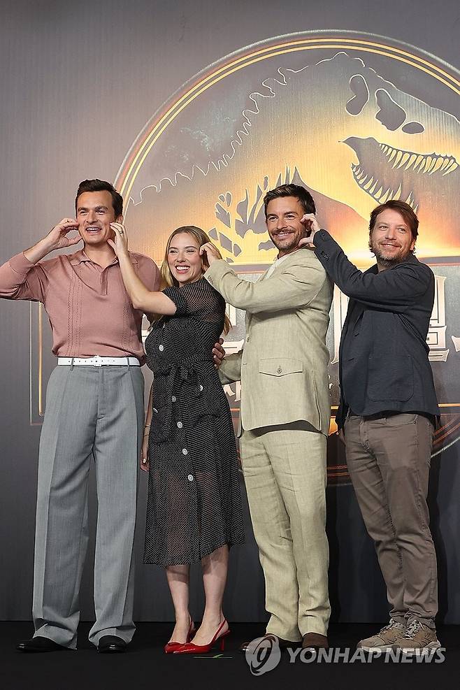 '쥬라기 월드: 새로운 시작' 내한 기자간담회 (서울=연합뉴스) 강민지 기자 = 1일 서울 종로구 포시즌스호텔에서 열린 영화 '쥬라기 월드: 새로운 시작' 내한 기자간담회에서 감독과 배우들이 포즈를 취하고 있다. 왼쪽부터 루퍼트 프렌드, 스칼릿 조핸슨, 조너선 베일리, 개러스 에드워즈 감독. 2025.7.1 mjkang@yna.co.kr