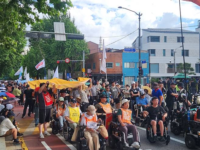 국정기획위원회 앞 행진 중인 전국장애인차별철폐연대 결의대회 참가자들 [촬영 이율립]