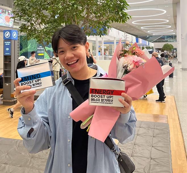 입국 후 꽃다발 받은 정관장의 아시아쿼터 선수 위파위  [정관장 배구단 제공. 재판매 및 DB 금지]