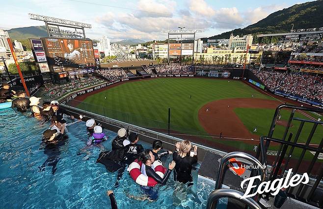 프로야구 한화, 1일 홈 경기부터 야구장 내 수영장 시범 운영 (서울=연합뉴스) 신현우 기자 = 1일 대전 한화생명볼파크에서 열린 프로야구 2025 신한 SOL 뱅크 KBO리그 NC 다이노스와 한화 이글스의 경기. 구장 내에 설치된 수영장 인피니티 풀에서 관중이 경기를 관람하고 있다.
    한화는 이번 NC와 3연전에 인피니티 풀을 시범 운영한 뒤 안전 및 운영상 미비점을 보완해 8일 KIA 타이거즈와 홈 경기부터 일반 팬을 대상으로 정식 개장할 예정이다. 2025.7.1 [한화 이글스 제공. 재판매 및 DB 금지] photo@yna.co.kr