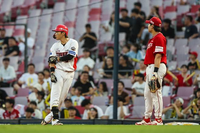 1일 SSG 전에서 1루에 출루한 KIA 고종욱(왼쪽) [KIA 타이거즈 제공. 재판매 및 DB 금지]