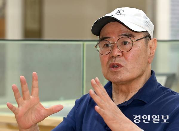 지난달 23일 오후 인천 미추홀구 인천고등학교 백주년기념관에서 김성배 전 테니스 국가대표 감독이 1960년대 인천고 정구부 활동 당시 이야기를 하고 있다. 2025.5.23 /김용국기자 yong@kyeongin.com