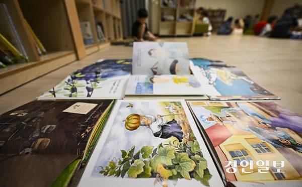 15일 오후 수원시내 한 도서관 어린이 열람실에서 어린이들이 그림책을 읽고 있다. 2025.6.15 /이지훈기자 jhlee@kyeongin.com