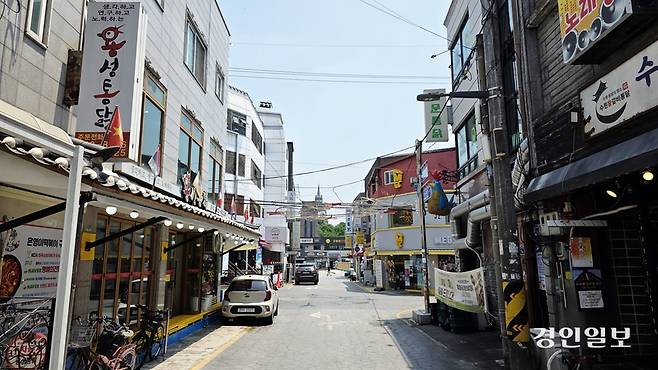 만리장성을 지나면 바로 수원 통닭거리가 나타난다. /황성규기자 homerun@kyeongin.com