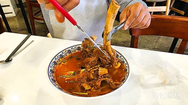 갈빗대에 붙은 고기를 발라내는 데도 꽤 시간이 걸린다. /황성규기자 homerun@kyeongin.com