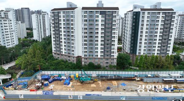 용인시 인덕원~동탄 복선전철 공사 현장에서 항타기가 인근 아파트에 충돌하는 사고가 발생한 지 한 달이 지났지만, 복구가 제대로 이루어지지 않아 피해를 본 주민들이 불안감을 호소하며 입주를 하지 못하고 있는 실정이다. 사진은 2일 용인시 항타기 전도 사고가 발생한 아파트 모습. 2025.7.2 /최은성기자 ces7198@kyeongin.com