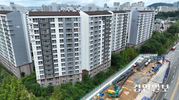 용인시 인덕원~동탄 복선전철 공사 현장에서 항타기 전도 사고가 발생한지 한 달이 지났다. 사진은 2일 용인시 기흥구 서천동 사고 현장 모습. 2025.7.2 /최은성기자 ces7198@kyeongin.com