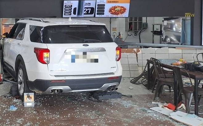 ▲ 식당가로 돌진한 차량 /연합뉴스,강원특별자치도소방본부 제공