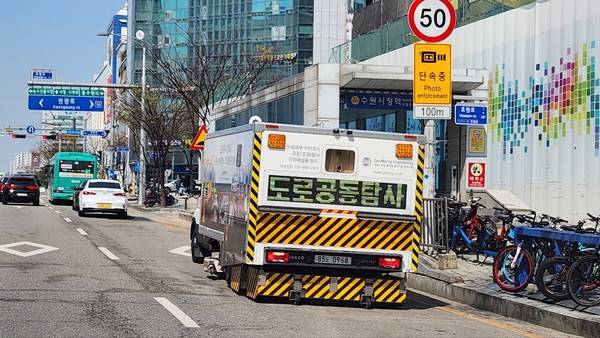 GPR로 도로 동공을 탐사하고 있다. 수원시 제공