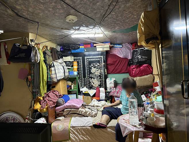 김모(여·84) 씨가 약 2평 남짓한 방 침대에 앉아 있다. 사진=김세영 기자