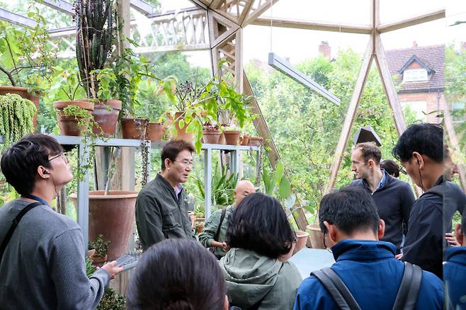 순천시 노관규 시장이 영국 런던의 치유센터를 찾아 운영 사례를 둘러보고 있다.